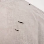 SUN FADED V NECK TEE 背面ダメージ加工部分